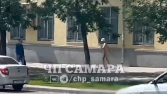 В Самаре парень разделся догола и поехал на скейтборде