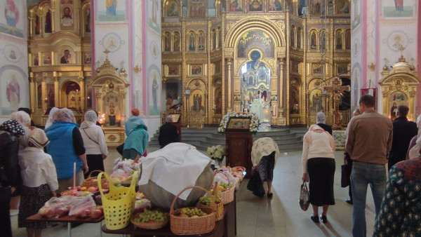 Тысячи самарцев принесли яблоки в храмы и встретили Преображение Господне