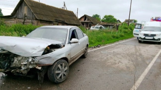 В Самарской области ВАЗ 2112 после ДТП отбросило на частные строения