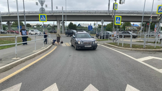 В Самаре 31-летняя женщина оказалась под колесами Mercedes на зебре 