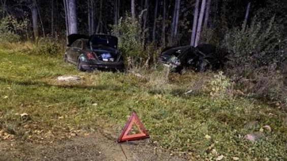 В Самаре водитель без прав на ВАЗе врезался в Mercedes и улетел в дерево