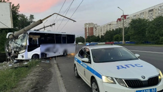 Появились кадры с места ДТП с разбившимся об столб автобусом под Самарой