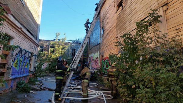 Пожар в историческом центре Самары: бригады МЧС прибыли на улицу Некрасовская