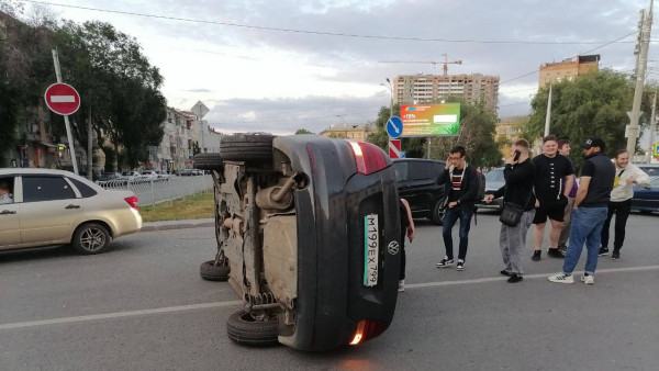 В Самаре в результате ДТП автомобиль каршеринга опрокинулся на бок