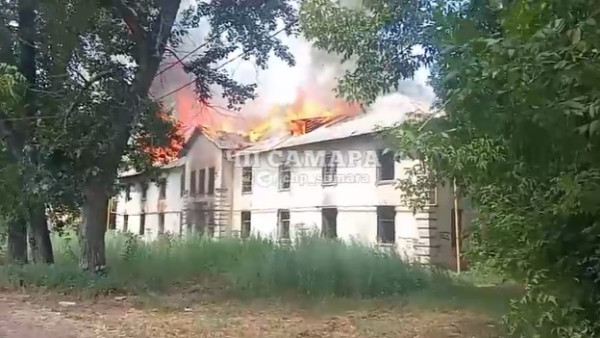 Около детского сада в Самаре загорелся дом