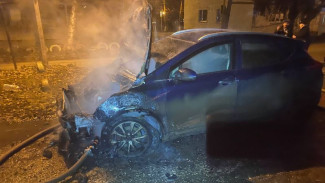 Под Самарой ночью 10 декабря загорелся автомобиль Geely 