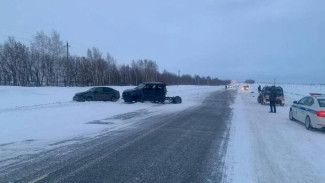 В Самарской области 40-летняя женщина на УАЗе 15 января устроила двойное ДТП с пострадавшим