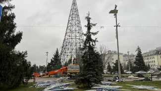 В Самаре новогодний городок начали монтировать на площади Славы