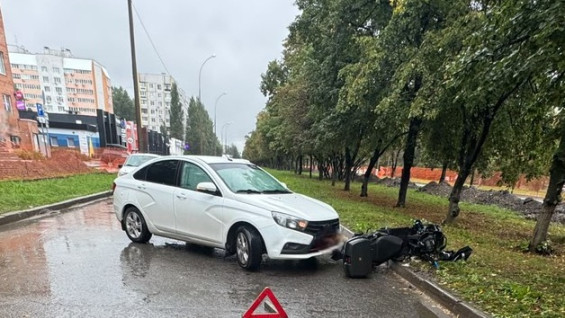 В Самарской области в столкновении Lada Vesta и мопеда пострадали два человека