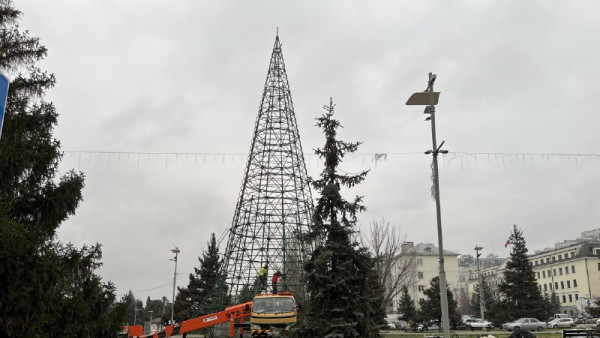 В Самаре новогодний городок начали монтировать на площади Славы