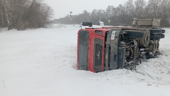 Самосвал МАЗ перевернулся на трассе под Самарой 20 февраля