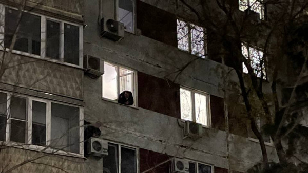 В Самаре мужчина два часа передвигался по фасаду высотки и сорвался с третьего этажа