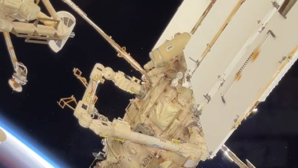 Самарский космонавт надолго покинул МКС из-за аварии