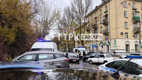 Серьезное столкновение Renault и ВАЗ произошло в Самаре 28 октября