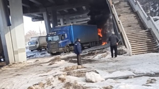 В Самаре под Южным мостом сгорел многотонный грузовик