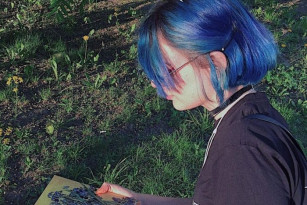 В Самаре девушка с синими волосами случайно узнала настоящую дату и тайну своего рождения