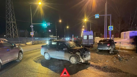 В Самаре водитель Lada Granta проехал на «красный» и устроил жесткое ДТП  