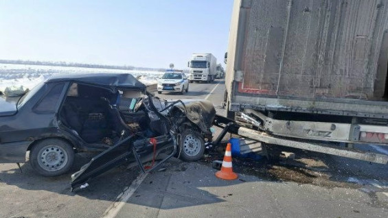 Полиция рассказала, кто погиб в ДТП с черной Lada и фурой под Самарой