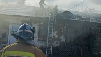 В Самарской области 6 апреля тушат крупный пожар в жилом доме 