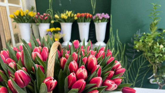 Стало известно, почему самарские мужчины штурмуют цветочные салоны