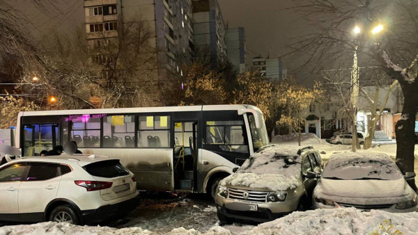 В Самаре автобус врезался в стоянку из-за невнимательности водителя