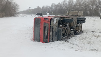 Самосвал МАЗ перевернулся на трассе под Самарой 20 февраля