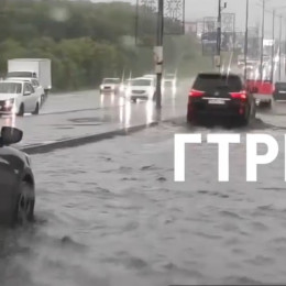 Появились кадры ушедшего под воду Московского шоссе после ливня стеной в Самаре