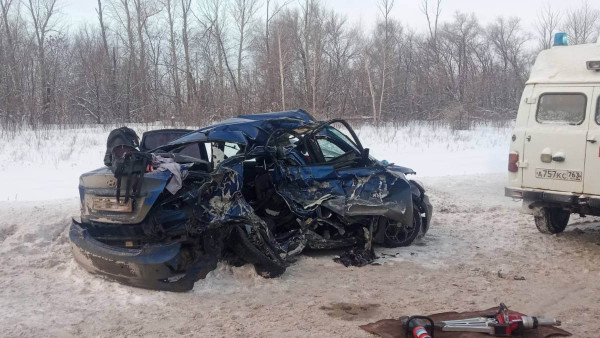 Под Самарой труп водителя пришлось вырезать из автомобиля после ДТП 