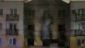 Появились кадры начала пожара в жилом доме в Крутых Ключах