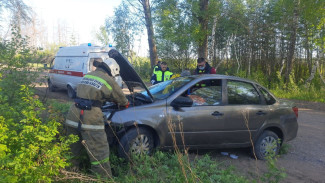 В Самарской области опрокинулась на обочину вазовская легковушка 