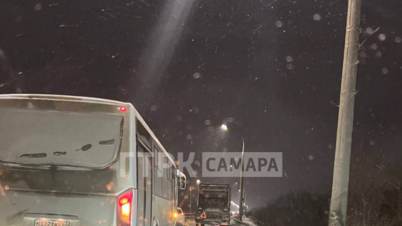 Сотни машин застряли в многокилометровой пробке на Южном мосту в Самаре