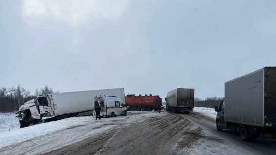 Четыре грузовика столкнулись на трассе в Самарской области