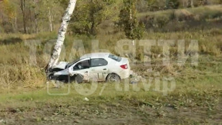 По дороге из Самары в Тольятти такси улетело с дороги и врезалось в дерево