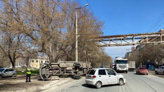 Показал брюхо: в Тольятти малолитражный Давид свалил грузового Голиафа