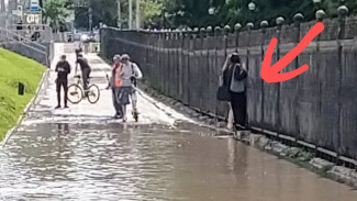 Жители Самары залезли на забор, чтобы обойти потоп на Московском шоссе