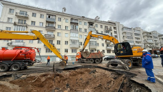 Последствия коммунальной аварии на улице Молодогвардейской в Самаре планируют устранить к утру 22 апреля 
