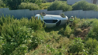 Под Самарой после столкновения перевернулась легковушка 6 августа