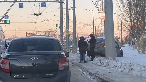 «Иномарка повисла в воздухе»: в Самаре автомобиль вылетел на обочину Московского шоссе