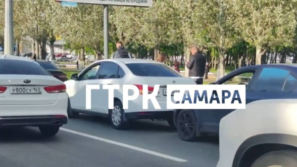 В Самаре машина реанимации попала в пробку на Московском шоссе 20 мая