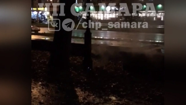 «Сгорел на работе»: в парке Гагарина в Самаре вспыхнул уличный фонарь
