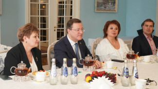 Губернатор Дмитрий Азаров встретился с участниками фестиваля «Славянский дом» из Сербии