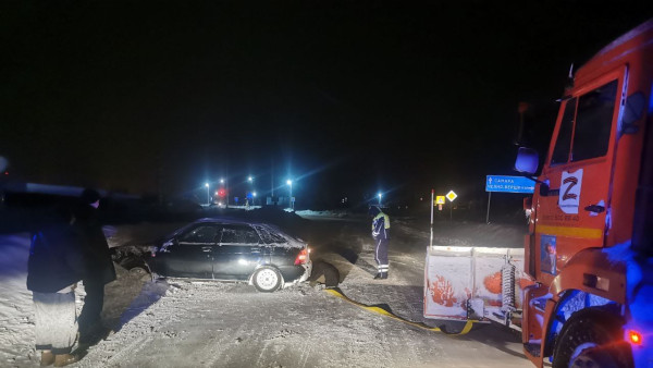 В Самарской области инспекторы ГИБДД вытащили авто из снежного плена