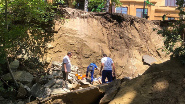 Туристы из Самарской области пострадали при обрушения грунта в санатории «Москва» в Кисловодске 