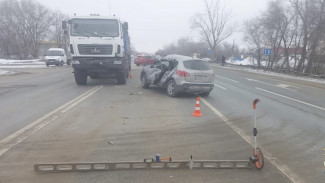 Под Самарой легковой автомобиль влетел под грузовик