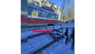 В Самаре на ул. Гаражной трамвай №13 сбросил рога