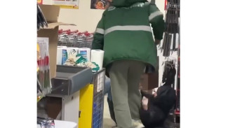 В Самаре продавец выволокла на улицу  нетрезвую покупательницу, не оплатившую алкоголь