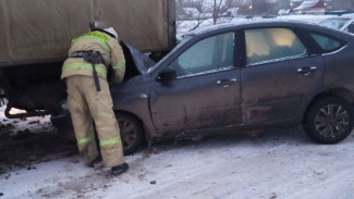 Под Самарой легковушка залетела лобовым стеклом под грузовик