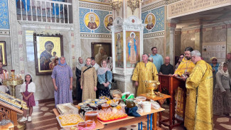 В храмах Самарской митрополии 14 августа массово освящают мёд