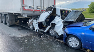Два человека пострадали в цепной аварии на трассе под Самарой вечером 2 июня 