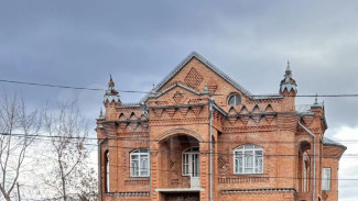 В Зубчаниновке массово распродают элитные коттеджи в стиле «цыганского барокко»